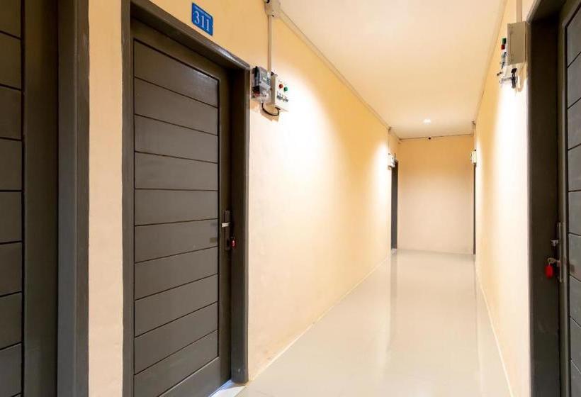 בית מלון כפרי Oyo 2895 Paranginan Residence