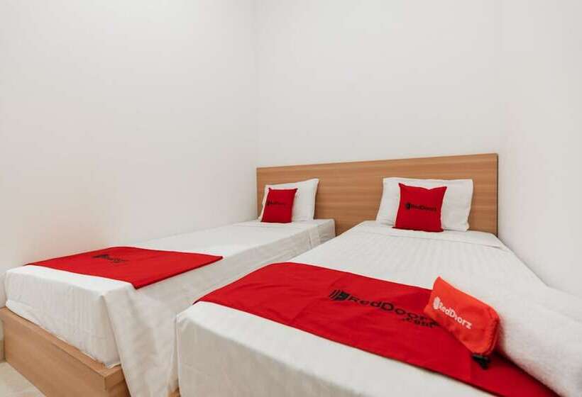 בית מלון כפרי Reddoorz @ Graha Cemerlang Maros