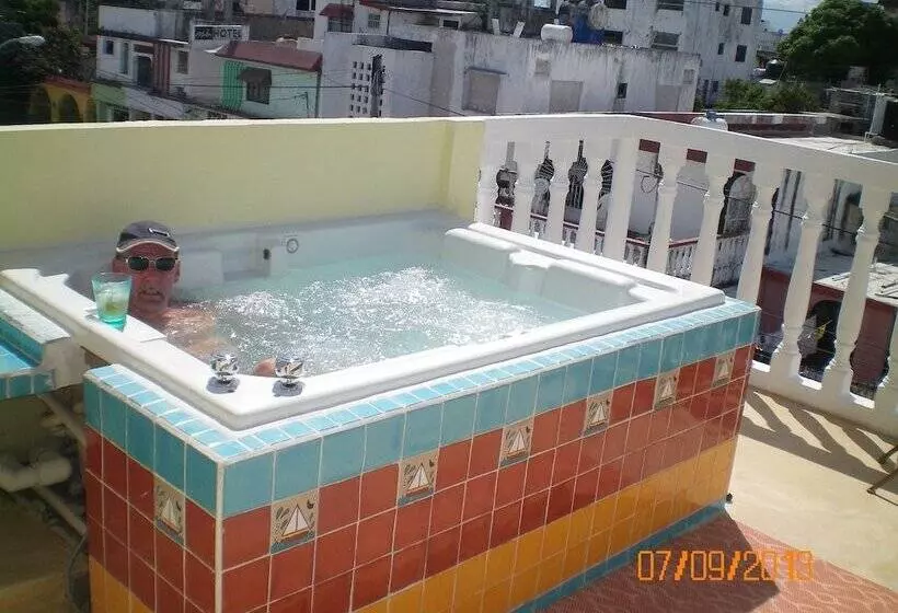 تختخواب و صبحانه Cancun Guest House 4 Terrace Tub