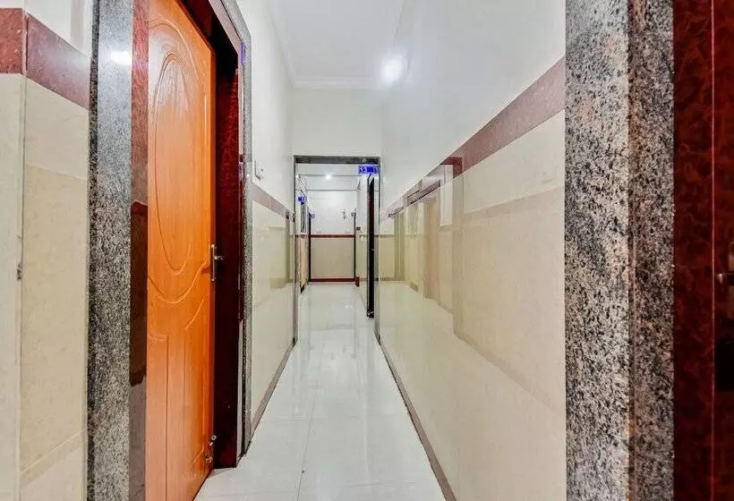 Hotelli O Sri Sai Guru Comforts