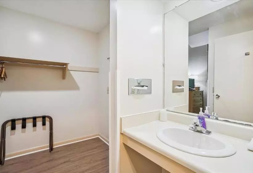 Cedarbrook Standard Hotel Room 105