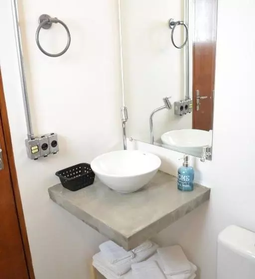 تختخواب و صبحانه Studio House Loft