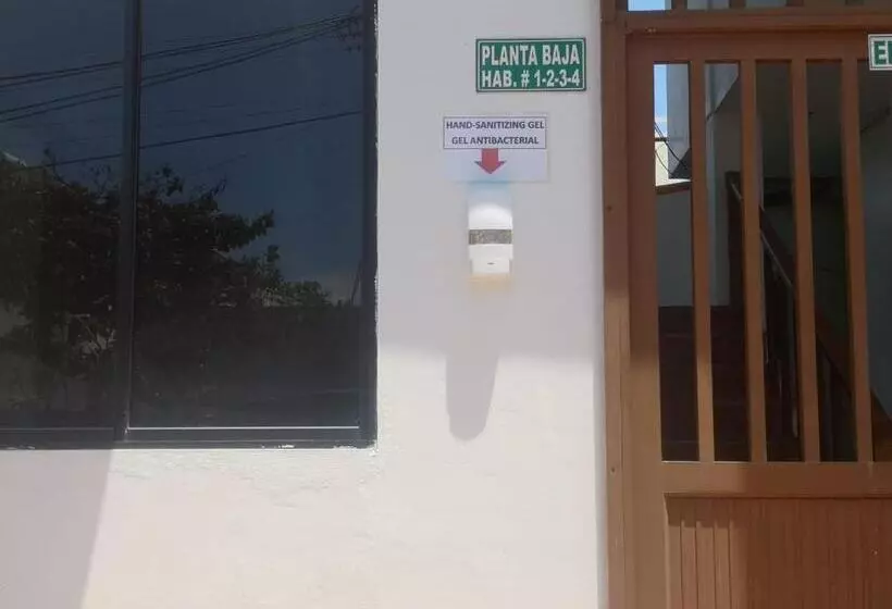 ユースホステル Hostal Sandrita