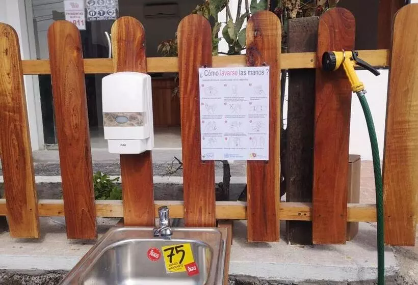 ユースホステル Hostal Sandrita