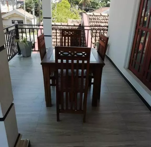 پانسیون Reshani Guest House