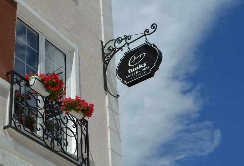 پانسیون Funky Guest House & Adventures