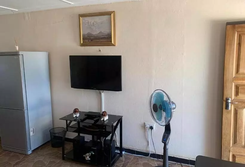پانسیون Furnished Self Catering Bedsitter