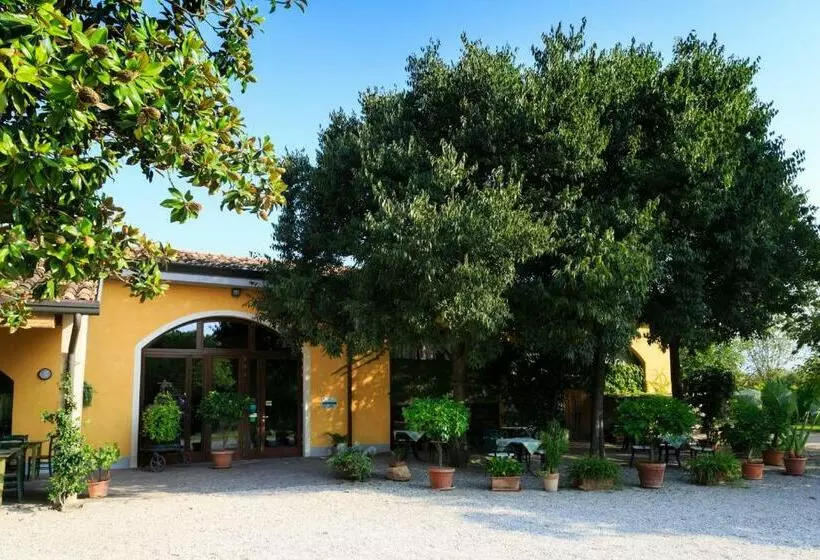 هتل Agriturismo La Montina