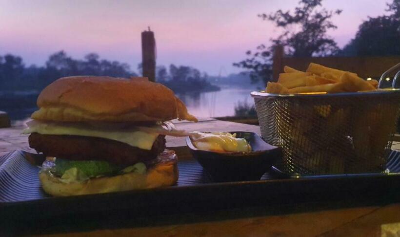 هاستل River Park Retreat