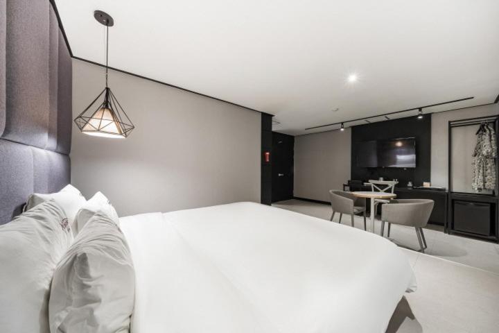 هتل Gupo Station Almond