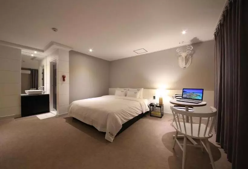 هتل Gupo Station Almond