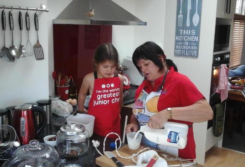 مبيت وإفطار Al And Rosies B+b