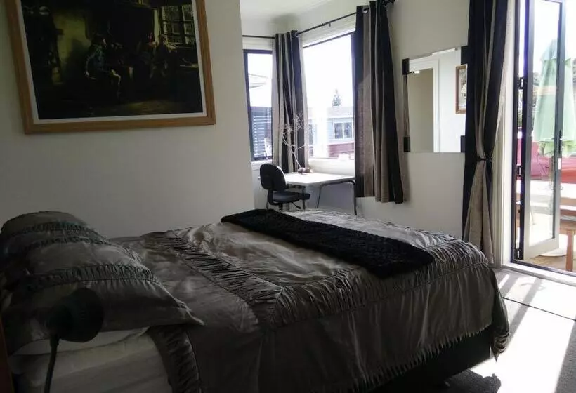 Aamiaismajoitus (B&B) Al And Rosies B+b