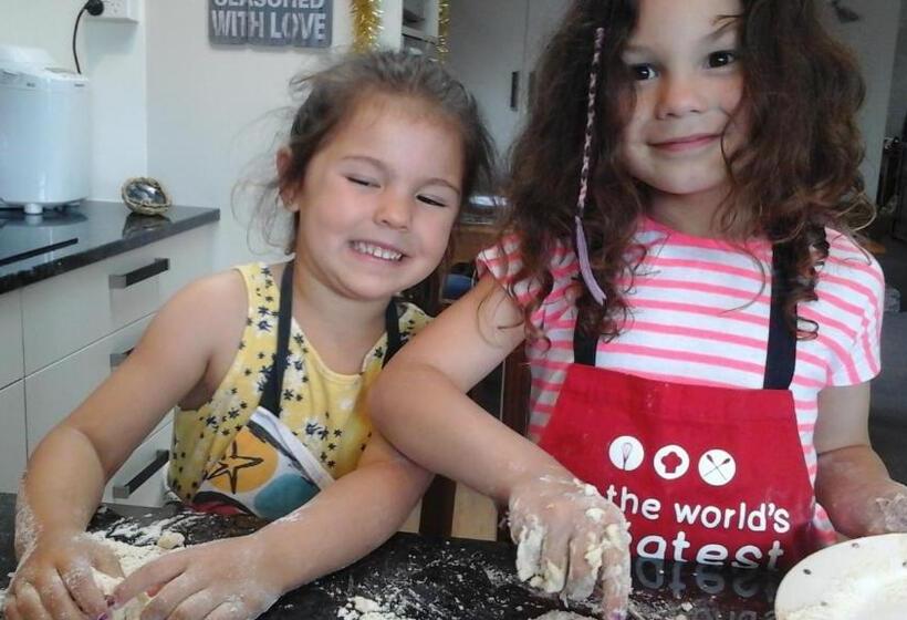 مبيت وإفطار Al And Rosies B+b