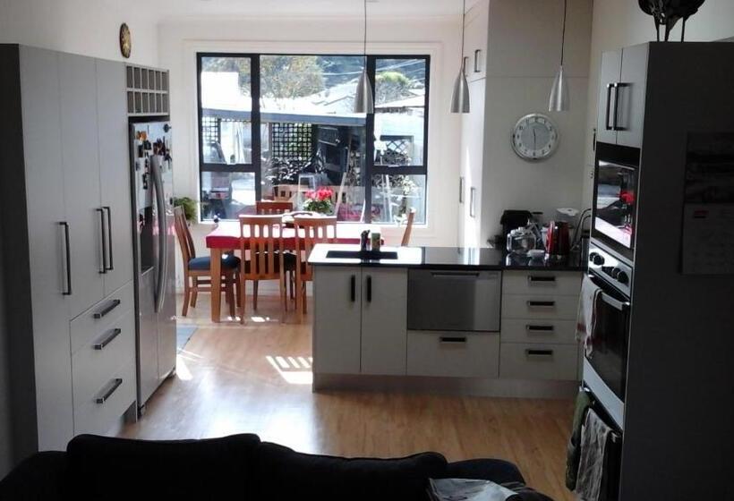 مبيت وإفطار Al And Rosies B+b