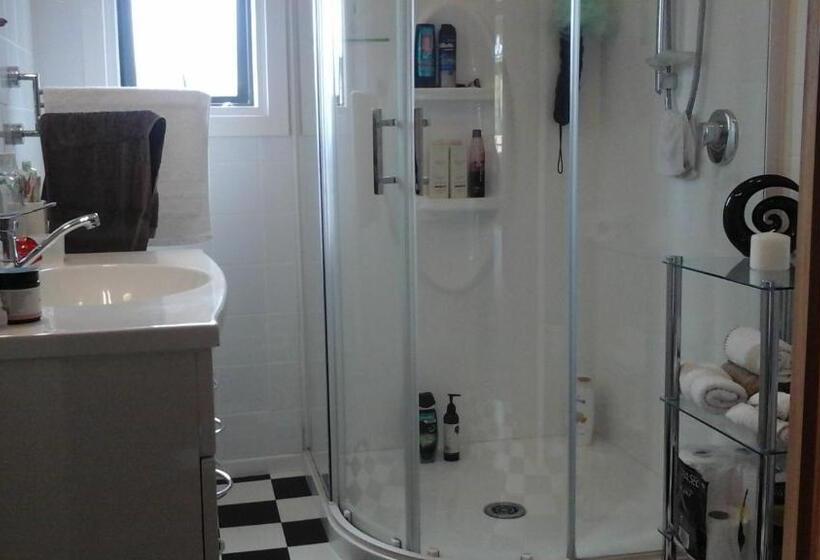 مبيت وإفطار Al And Rosies B+b