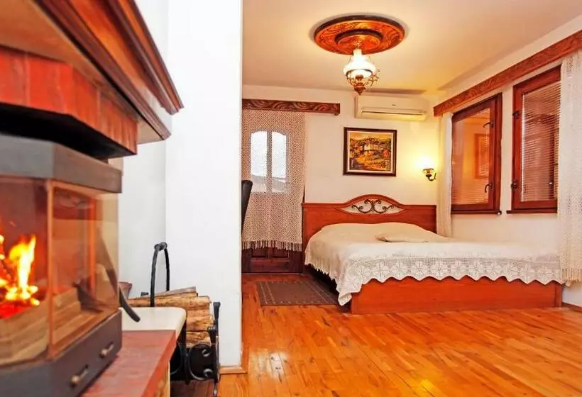 Family Hotel Varosha 2003