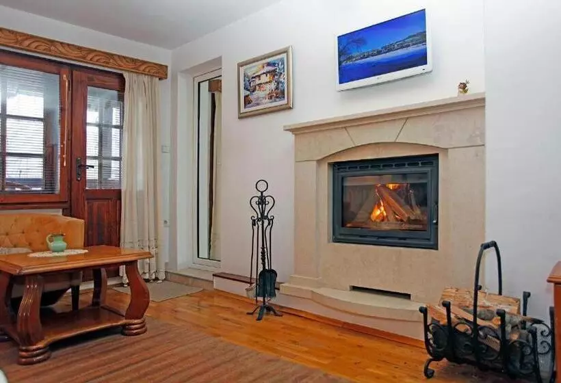 Family Hotel Varosha 2003