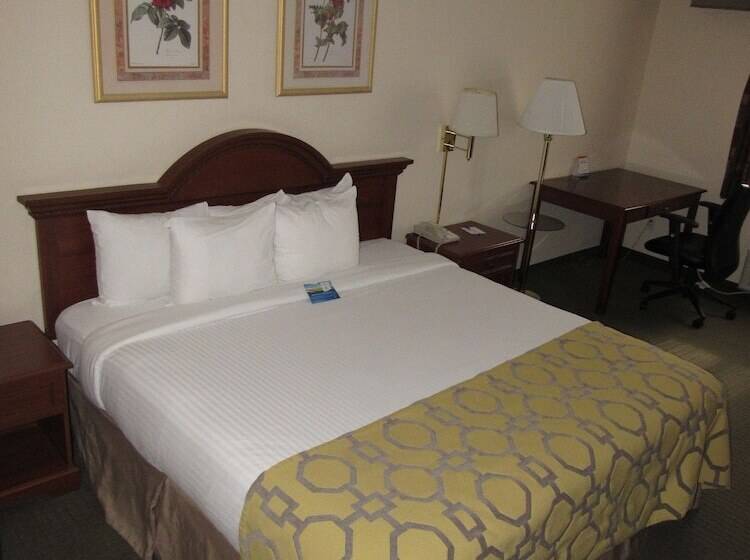 בית מלון כפרי Baymont By Wyndham Freeport