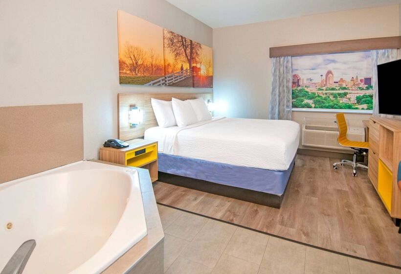 هتل Days Inn & Suites By Wyndham San Antonio North/stone Oak