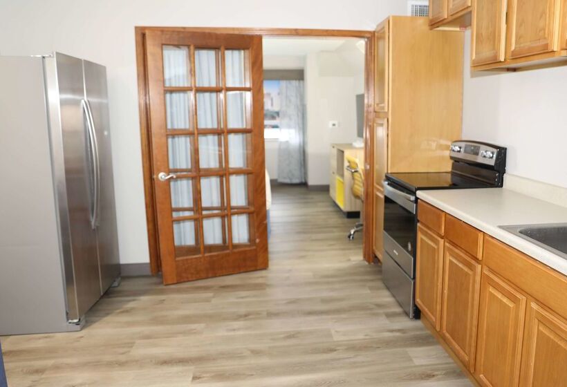 هتل Days Inn & Suites By Wyndham San Antonio North/stone Oak