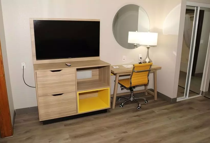 Отель Days Inn & Suites By Wyndham San Antonio North/stone Oak