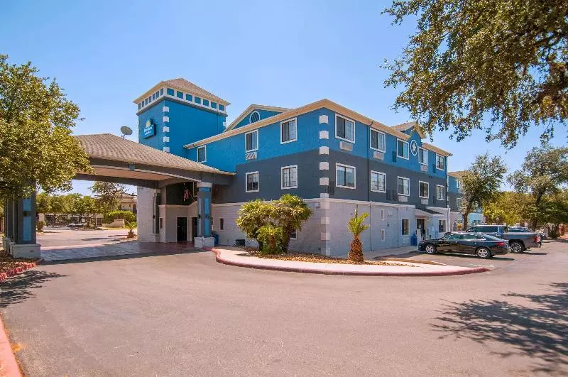 Отель Days Inn & Suites By Wyndham San Antonio North/stone Oak