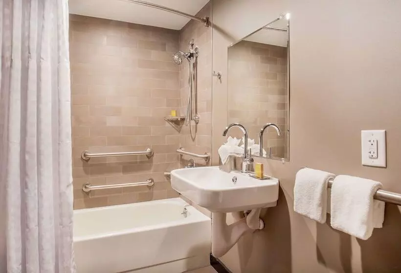 فندق Doubletree By Hilton Atlanta Windy Hill Ballpark