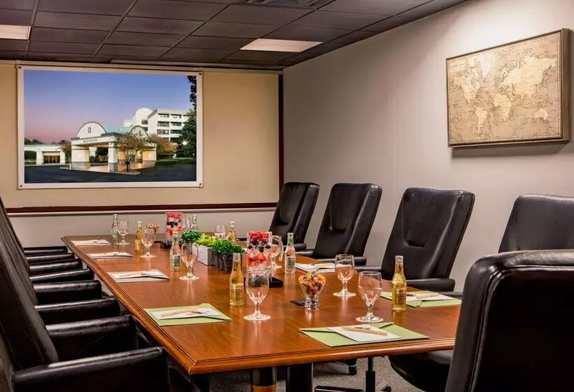 فندق Doubletree By Hilton Atlanta Windy Hill Ballpark