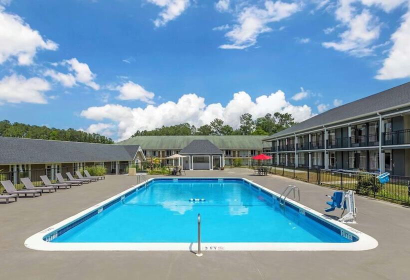 בית מלון כפרי Quality Inn & Suites