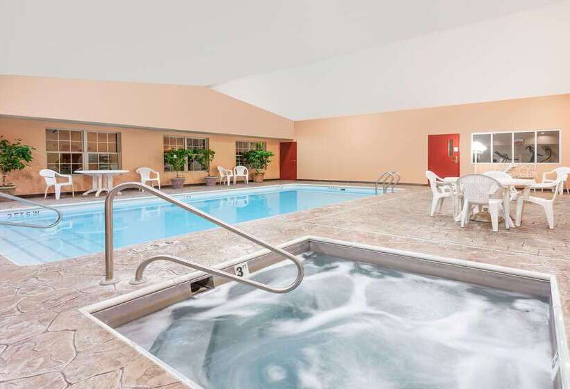 Отель Ramada By Wyndham Sellersburg/louisville North