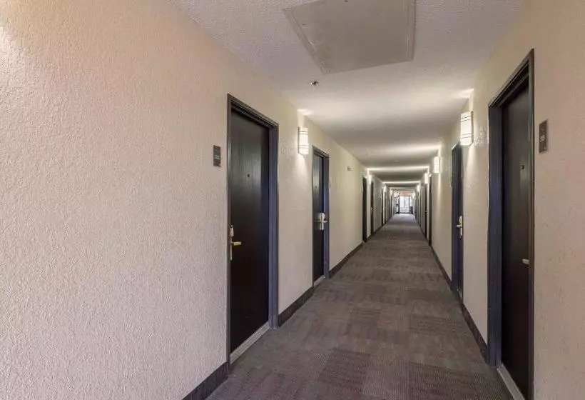 Отель Augusta West