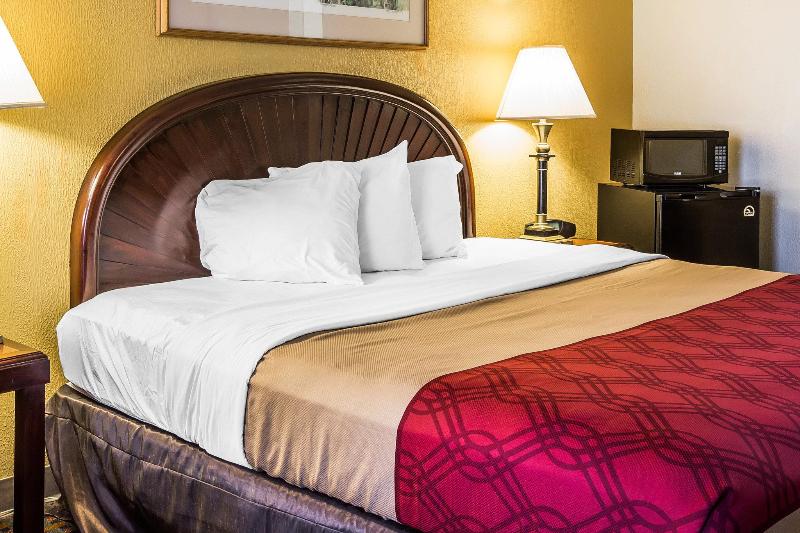 Отель Rodeway Inn & Suites