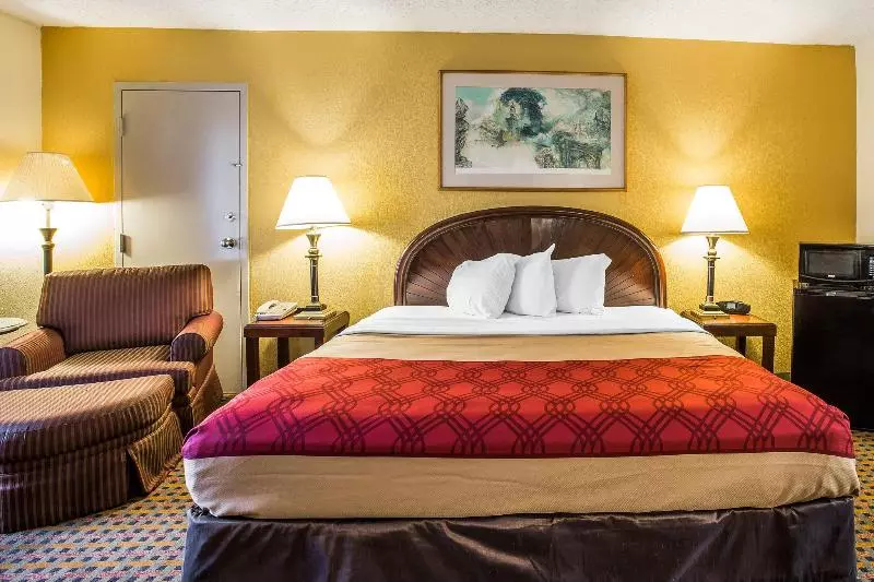 酒店 Rodeway Inn & Suites