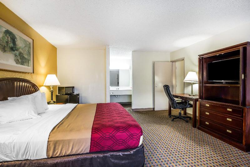 Отель Rodeway Inn & Suites