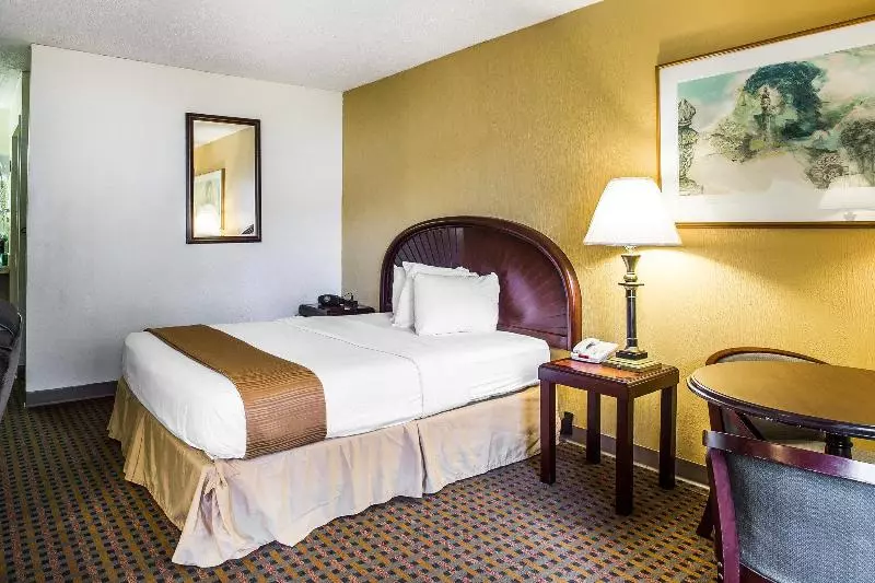 酒店 Rodeway Inn & Suites