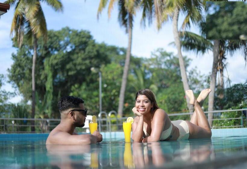 فندق G.m.t.sorabora Village