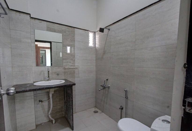 호텔 Spot On 29404 Kruthika Comforts