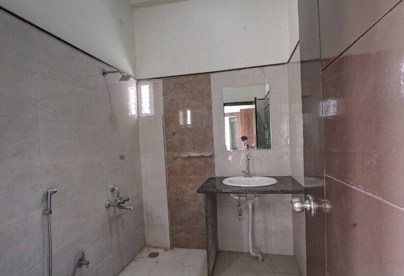 호텔 Spot On 29404 Kruthika Comforts