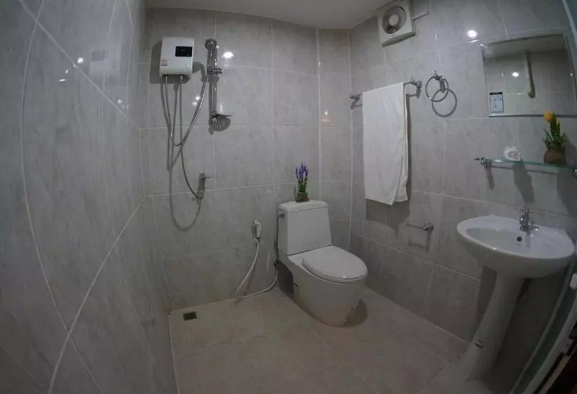 Majatalo Tt Naiyang Beach Phuket