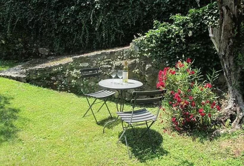 Residenssi Oliveto Medieval Setting