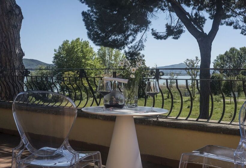 مسافرخانه Isola Polvese Resort