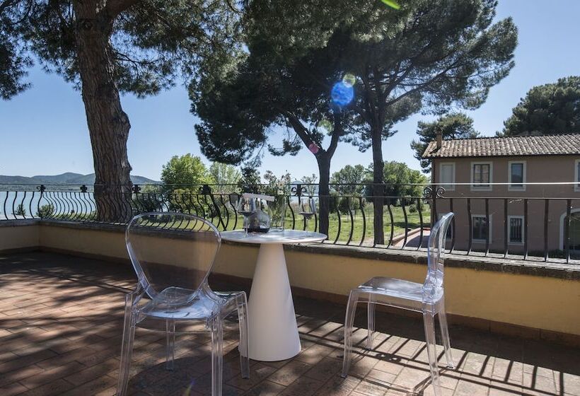 مسافرخانه Isola Polvese Resort