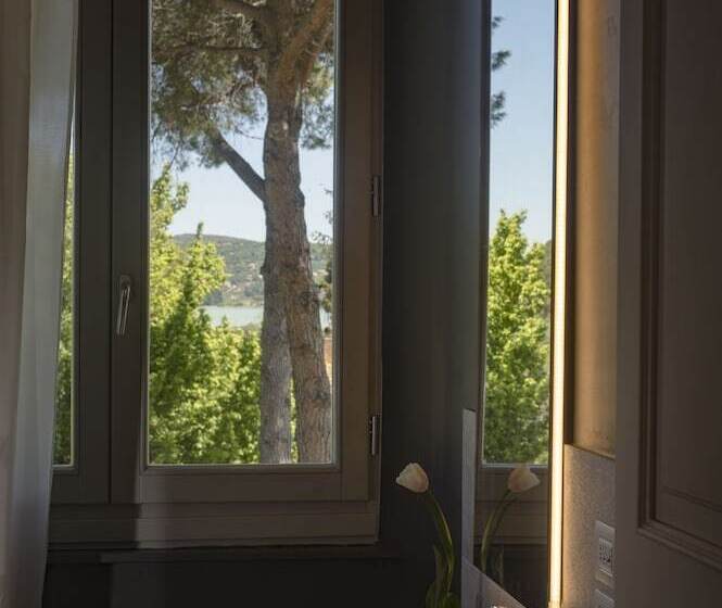 مسافرخانه Isola Polvese Resort