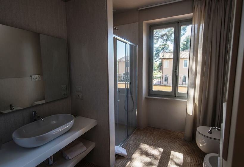 مسافرخانه Isola Polvese Resort