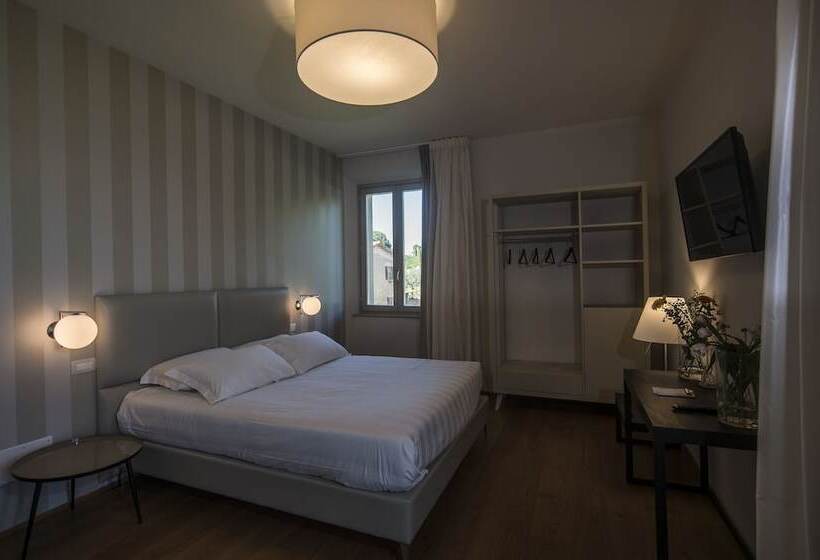 مسافرخانه Isola Polvese Resort