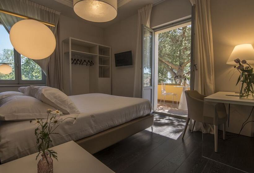 مسافرخانه Isola Polvese Resort