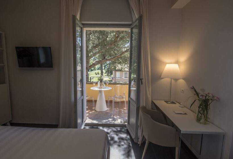 مسافرخانه Isola Polvese Resort