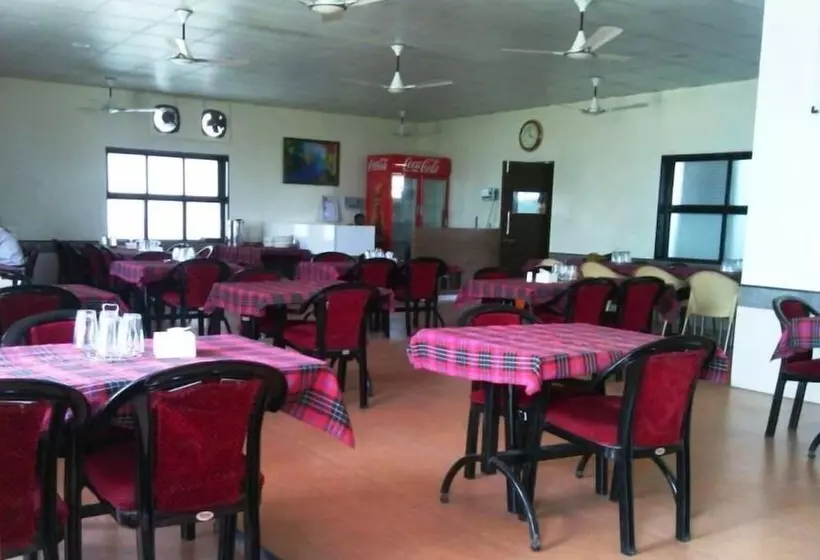 ホテル Dhanashree Hospitality   Bar,restaurant & Lodging