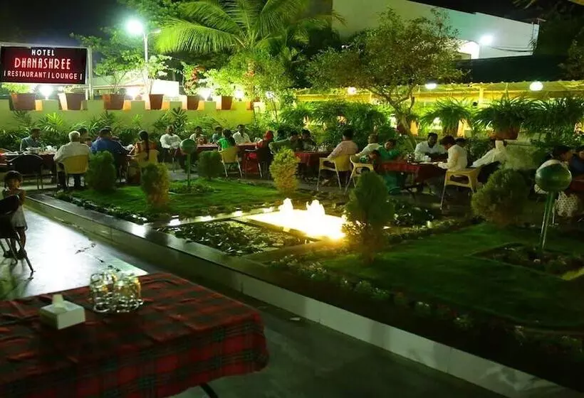 ホテル Dhanashree Hospitality   Bar,restaurant & Lodging